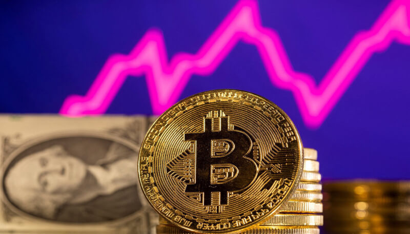 Jan van Eck Predicts Bitcoin Could Hit $350,000 by Matching Gold’s Market Cap